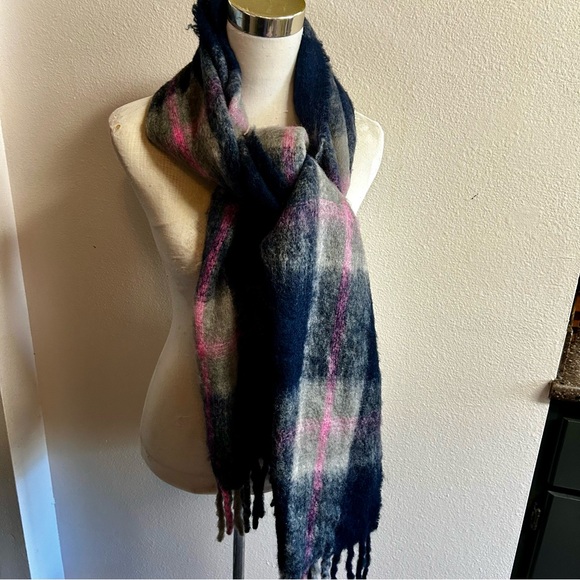 J. Crew Plaid Scarf - Navy and Pink made in Italy wool blend. NEW - Picture 1 of 4